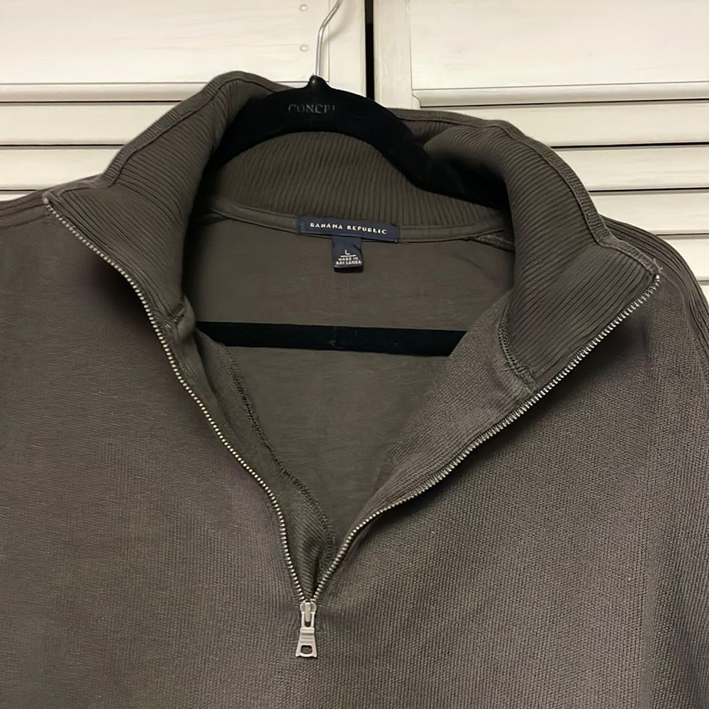 - Men’s size large, banana republic, 1/2 zip front top - Picture 2 of 5